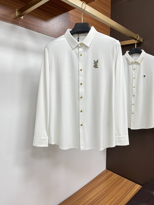 圣罗兰 25S秋季男士长袖衬衫，材质和做工极好！！一件好的单品最为基础的灵魂，采用客供双股丝光面料，极为细腻，质感满分 前胸饰有战马软胶保证完美的穿着舒适度，各