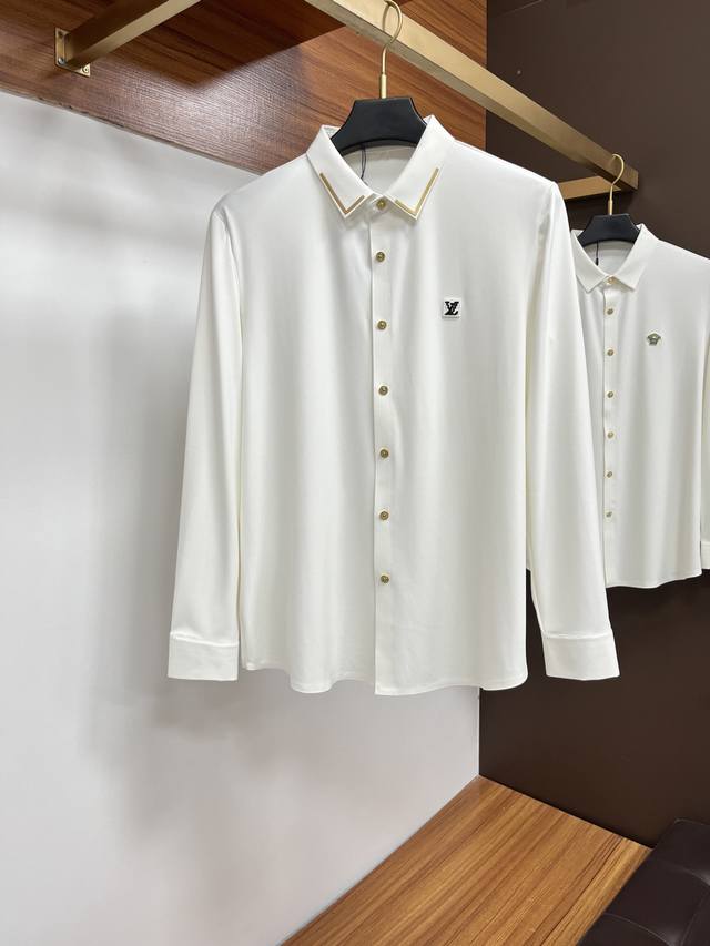 Lv 25S秋季男士长袖衬衫，材质和做工极好！！一件好的单品最为基础的灵魂，采用客供双股丝光面料，极为细腻，质感满分 前胸饰有战马软胶保证完美的穿着舒适度，各处