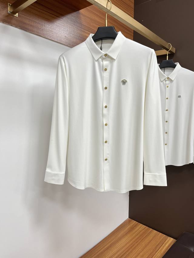 范思哲 25S秋季男士长袖衬衫，材质和做工极好！！一件好的单品最为基础的灵魂，采用客供双股丝光面料，极为细腻，质感满分 前胸饰有战马软胶保证完美的穿着舒适度，各