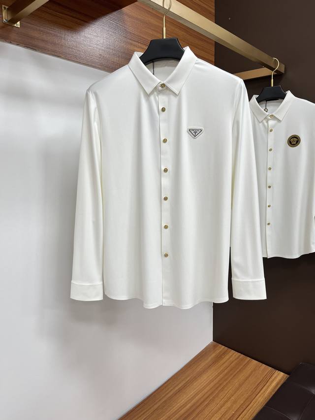 普拉达 25S秋季男士长袖衬衫，材质和做工极好！！一件好的单品最为基础的灵魂，采用客供双股丝光面料，极为细腻，质感满分 前胸饰有战马软胶保证完美的穿着舒适度，各
