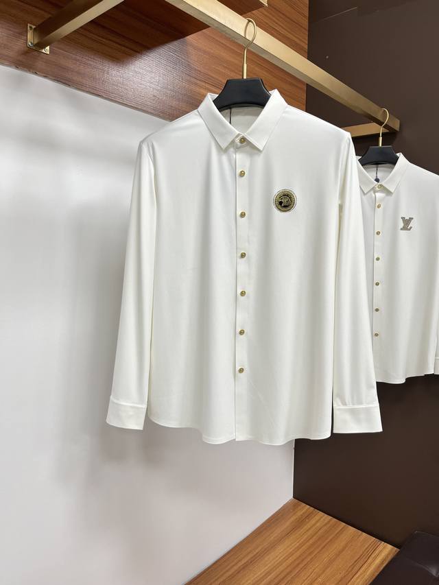 史蒂芬 25S秋季男士长袖衬衫，材质和做工极好！！一件好的单品最为基础的灵魂，采用客供双股丝光面料，极为细腻，质感满分 前胸饰有战马软胶保证完美的穿着舒适度，各