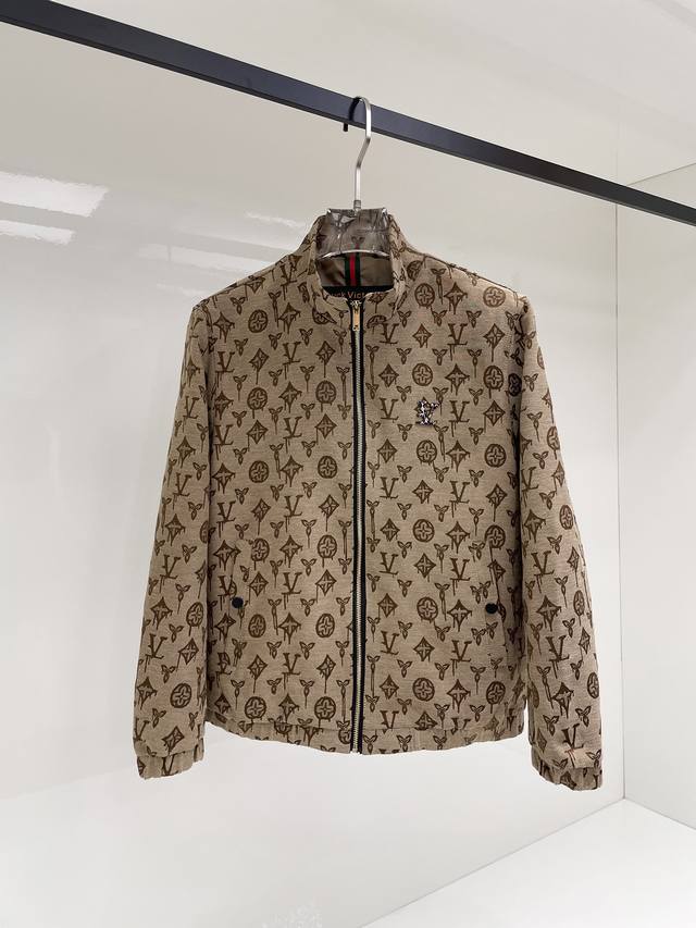 Lv 2025秋季新款男士夹克外套，原单三标齐全高端版本！专柜定制面料 透气舒适度高，细节无可挑剔，品牌元素设计理念，专业代购级体现高品质。手感细腻柔软！呈现休