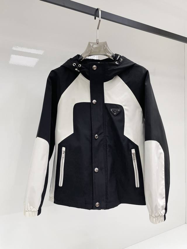普拉达 2025秋季新款男士夹克外套，原单三标齐全高端版本！专柜定制面料 透气舒适度高，细节无可挑剔，品牌元素设计理念，专业代购级体现高品质。手感细腻柔软！呈现