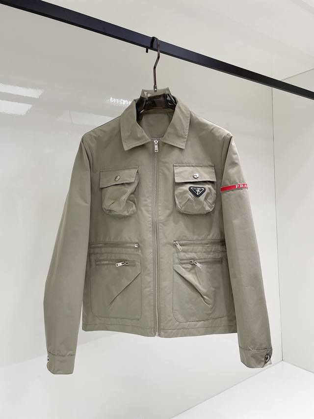 普拉达 2025秋季新款男士夹克外套，原单三标齐全高端版本！专柜定制面料 透气舒适度高，细节无可挑剔，品牌元素设计理念，专业代购级体现高品质。手感细腻柔软！呈现