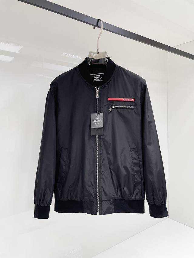 普拉达 2025秋季新款男士夹克外套，原单三标齐全高端版本！专柜定制面料 透气舒适度高，细节无可挑剔，品牌元素设计理念，专业代购级体现高品质。手感细腻柔软！呈现