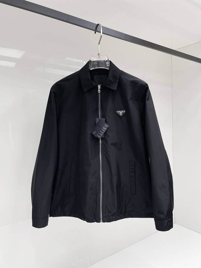 普拉达 2025秋季新款男士夹克外套，原单三标齐全高端版本！专柜定制面料 透气舒适度高，细节无可挑剔，品牌元素设计理念，专业代购级体现高品质。手感细腻柔软！呈现