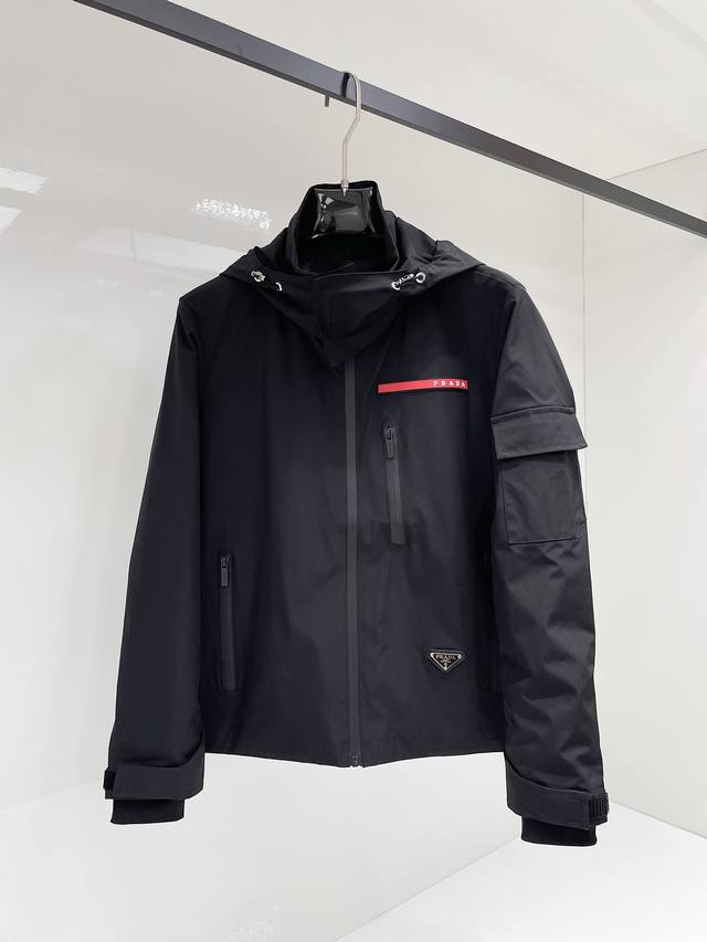 普拉达 2025秋季新款男士夹克外套，原单三标齐全高端版本！专柜定制面料 透气舒适度高，细节无可挑剔，品牌元素设计理念，专业代购级体现高品质。手感细腻柔软！呈现