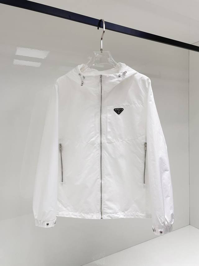 普拉达 2025秋季新款男士夹克外套，原单三标齐全高端版本！专柜定制面料 透气舒适度高，细节无可挑剔，品牌元素设计理念，专业代购级体现高品质。手感细腻柔软！呈现