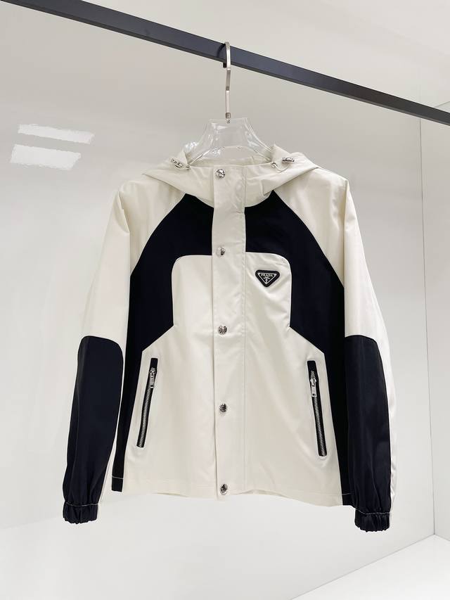 普拉达 2025秋季新款男士夹克外套，原单三标齐全高端版本！专柜定制面料 透气舒适度高，细节无可挑剔，品牌元素设计理念，专业代购级体现高品质。手感细腻柔软！呈现