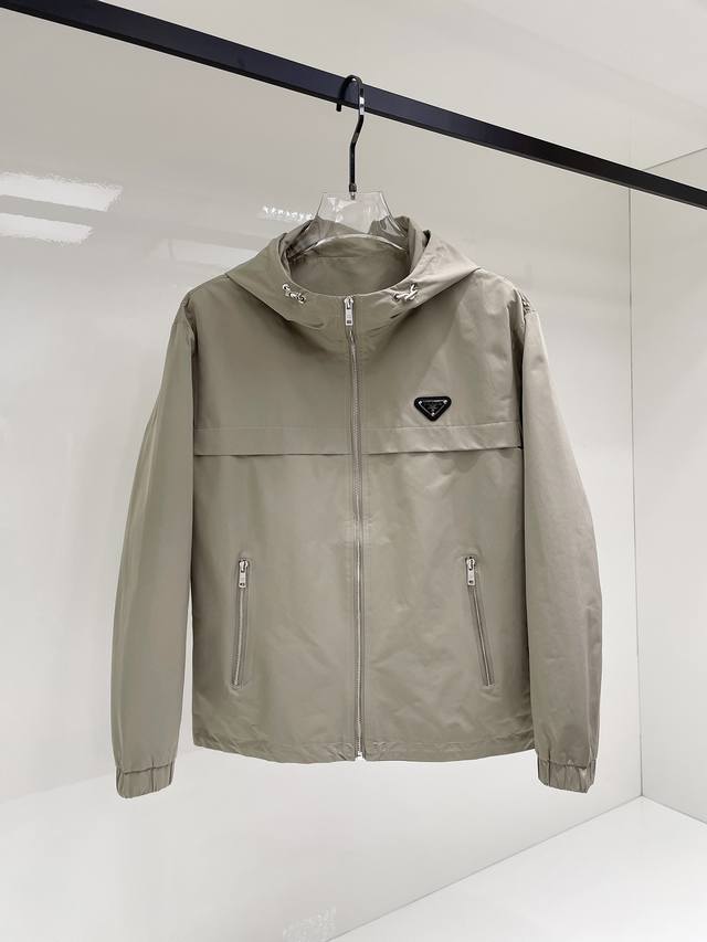 普拉达 2025秋季新款男士夹克外套，原单三标齐全高端版本！专柜定制面料 透气舒适度高，细节无可挑剔，品牌元素设计理念，专业代购级体现高品质。手感细腻柔软！呈现