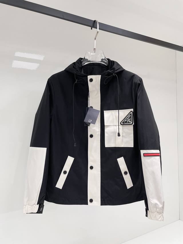 普拉达 2025秋季新款男士夹克外套，原单三标齐全高端版本！专柜定制面料 透气舒适度高，细节无可挑剔，品牌元素设计理念，专业代购级体现高品质。手感细腻柔软！呈现