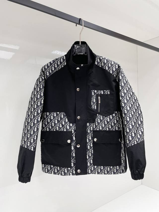 迪奥 2025秋季新款男士夹克外套，原单三标齐全高端版本！专柜定制面料 透气舒适度高，细节无可挑剔，品牌元素设计理念，专业代购级体现高品质。手感细腻柔软！呈现休