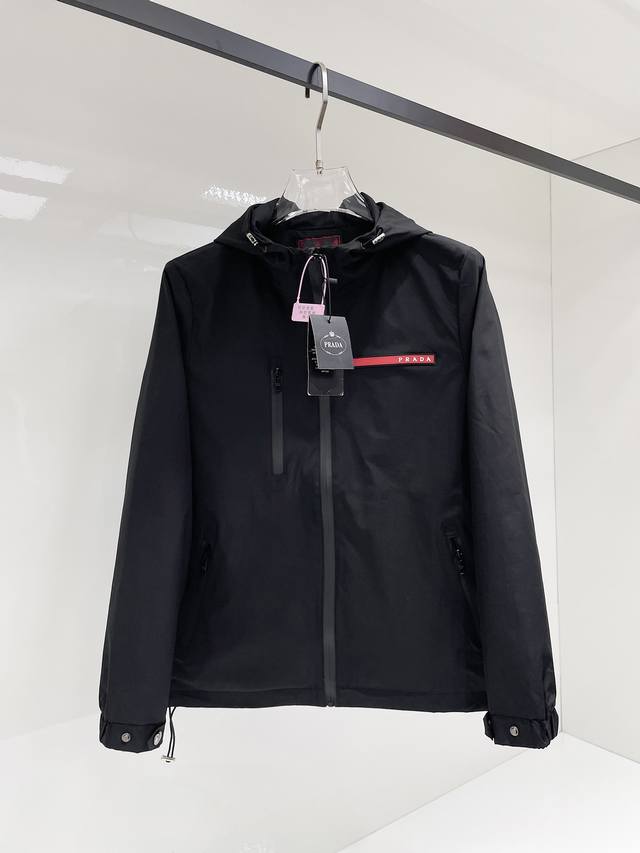 普拉达 2025秋季新款男士夹克外套，原单三标齐全高端版本！专柜定制面料 透气舒适度高，细节无可挑剔，品牌元素设计理念，专业代购级体现高品质。手感细腻柔软！呈现