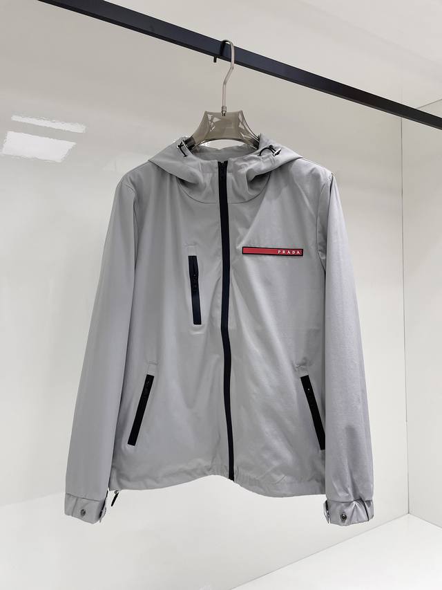 普拉达 2025秋季新款男士夹克外套，原单三标齐全高端版本！专柜定制面料 透气舒适度高，细节无可挑剔，品牌元素设计理念，专业代购级体现高品质。手感细腻柔软！呈现