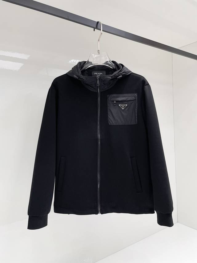 普拉达 2025秋季新款男士夹克外套，原单三标齐全高端版本！专柜定制面料 透气舒适度高，细节无可挑剔，品牌元素设计理念，专业代购级体现高品质。手感细腻柔软！呈现