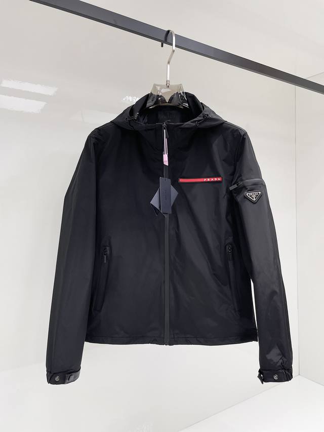普拉达 2025秋季新款男士夹克外套，原单三标齐全高端版本！专柜定制面料 透气舒适度高，细节无可挑剔，品牌元素设计理念，专业代购级体现高品质。手感细腻柔软！呈现