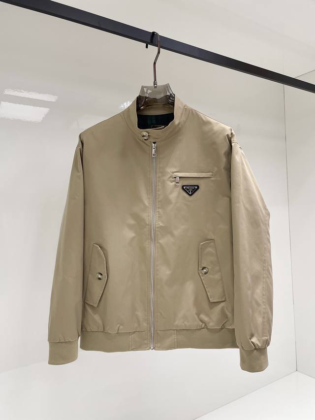 普拉达 2025秋季新款男士夹克外套，原单三标齐全高端版本！专柜定制面料 透气舒适度高，细节无可挑剔，品牌元素设计理念，专业代购级体现高品质。手感细腻柔软！呈现