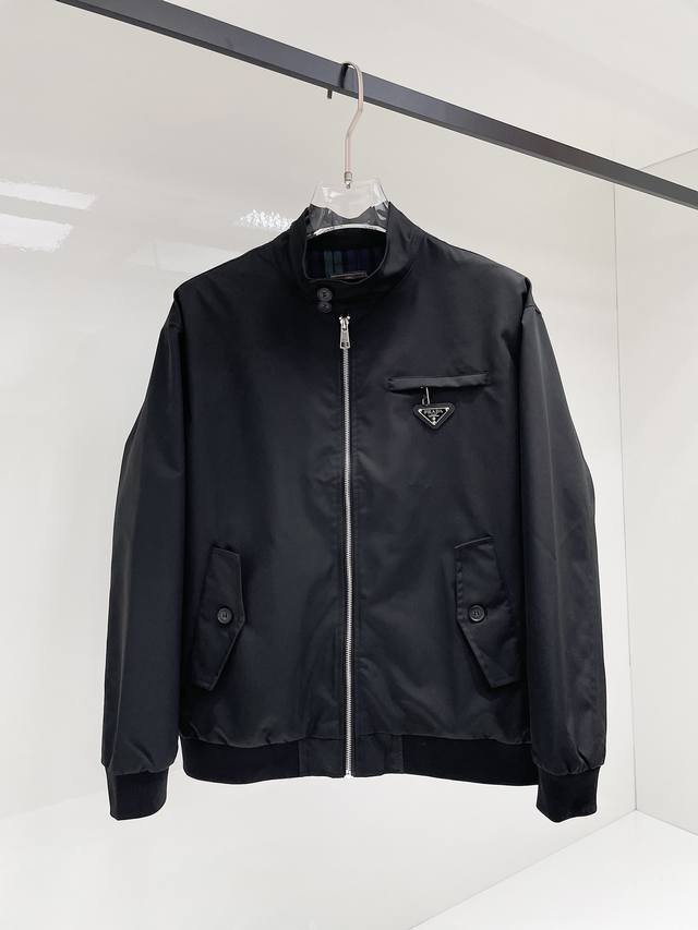 普拉达 2025秋季新款男士夹克外套，原单三标齐全高端版本！专柜定制面料 透气舒适度高，细节无可挑剔，品牌元素设计理念，专业代购级体现高品质。手感细腻柔软！呈现