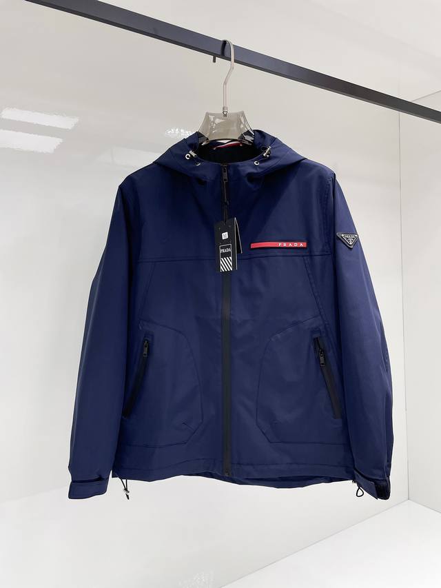 普拉达 2025秋季新款男士夹克外套，原单三标齐全高端版本！专柜定制面料 透气舒适度高，细节无可挑剔，品牌元素设计理念，专业代购级体现高品质。手感细腻柔软！呈现