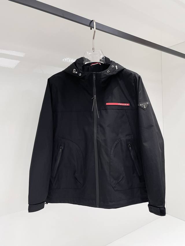 普拉达 2025秋季新款男士夹克外套，原单三标齐全高端版本！专柜定制面料 透气舒适度高，细节无可挑剔，品牌元素设计理念，专业代购级体现高品质。手感细腻柔软！呈现