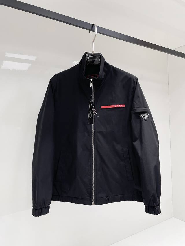普拉达 2025秋季新款男士夹克外套，原单三标齐全高端版本！专柜定制面料 透气舒适度高，细节无可挑剔，品牌元素设计理念，专业代购级体现高品质。手感细腻柔软！呈现