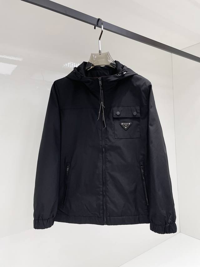 普拉达 2025秋季新款男士夹克外套，原单三标齐全高端版本！专柜定制面料 透气舒适度高，细节无可挑剔，品牌元素设计理念，专业代购级体现高品质。手感细腻柔软！呈现