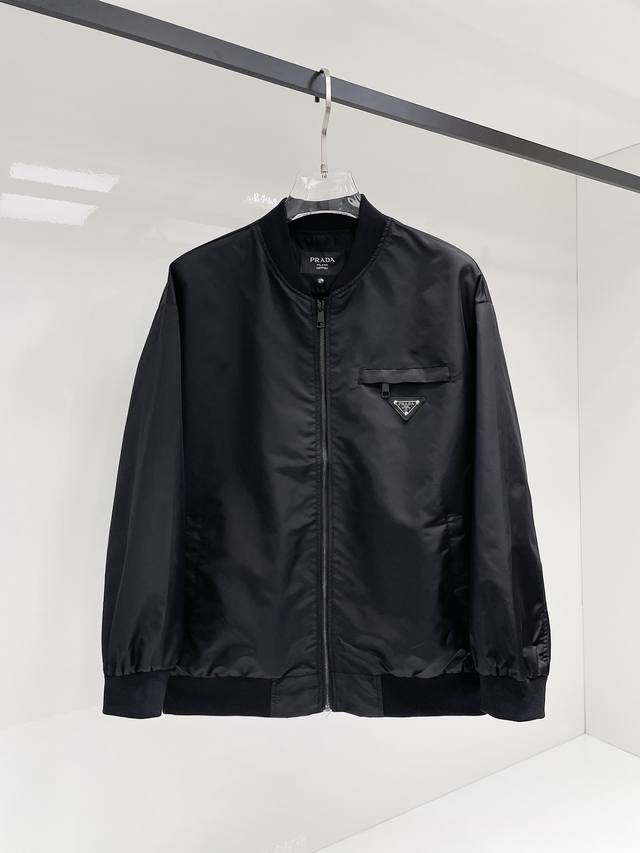 普拉达 2025秋季新款男士夹克外套，原单三标齐全高端版本！专柜定制面料 透气舒适度高，细节无可挑剔，品牌元素设计理念，专业代购级体现高品质。手感细腻柔软！呈现