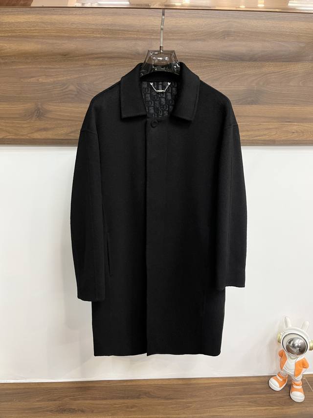 真皮系列 Dior 2025Ss秋冬新款发布迪奥羊绒大衣外套，秋季爆款羊绒面料，长款无腰带设计穿上就是舒适自在又显瘦的存在，慵懒而随性，结合干净简单的色系就特别