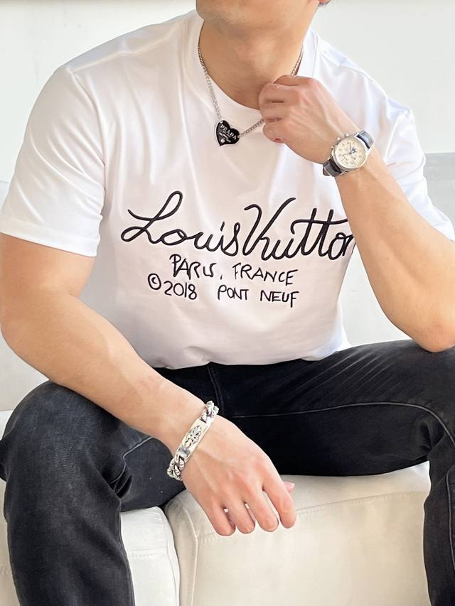 主推 Lv 独家专供秋季新款驴牌时尚休闲圆领短袖，高密度320克纯棉面料，高级密针刺绣、高端欧版原单T恤，潮流时尚休闲半袖 透气舒适度高，细节无可挑剔，品牌元素