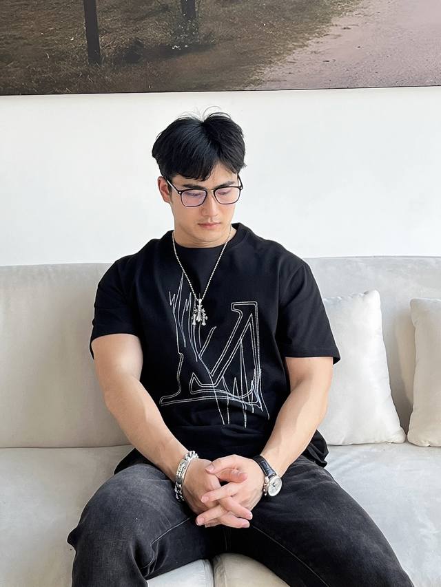 主推 Lv 独家专供秋季新款驴牌时尚休闲圆领短袖，高密度320克纯棉面料，高级密针刺绣、高端欧版原单T恤，潮流时尚休闲半袖 透气舒适度高，细节无可挑剔，品牌元素