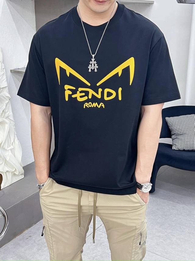 主推 Fendi 独家专供秋季新款芬迪时尚休闲圆领短袖，高密度320克纯棉面料，高级密针刺绣、高端欧版原单T恤，潮流时尚休闲半袖 透气舒适度高，细节无可挑剔，品