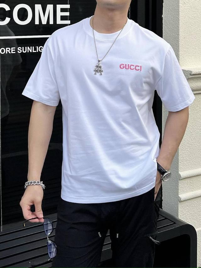 主推 Gucci 独家专供秋季新款古驰时尚休闲圆领短袖，高密度320克纯棉面料，高级密针刺绣、高端欧版原单T恤，潮流时尚休闲半袖 透气舒适度高，细节无可挑剔，品