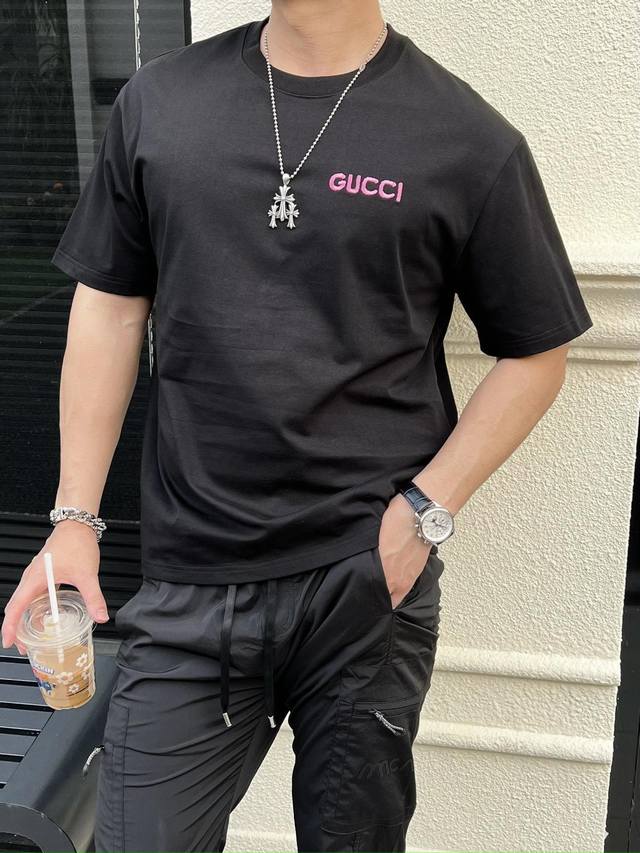 主推 Gucci 独家专供秋季新款古驰时尚休闲圆领短袖，高密度320克纯棉面料，高级密针刺绣、高端欧版原单T恤，潮流时尚休闲半袖 透气舒适度高，细节无可挑剔，品