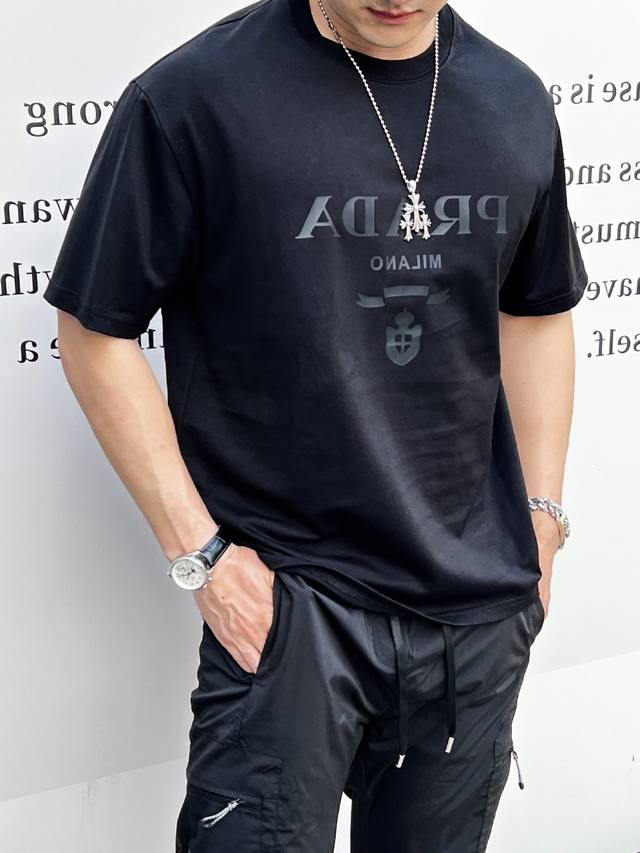 主推 prada 独家专供秋季新款普拉达时尚休闲圆领短袖，高密度320克纯棉面料，高级密针刺绣、高端欧版原单T恤，潮流时尚休闲半袖 透气舒适度高，细节无可挑剔，