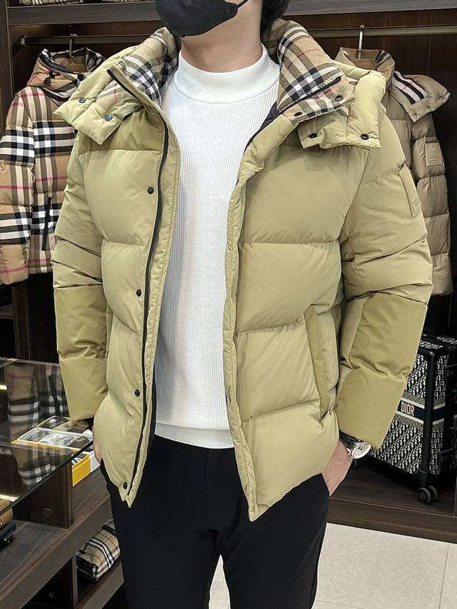 主推羽绒 Burberry 2025最新款时尚设计师款羽绒外套巴宝莉连帽羽绒服，胸口经典Logo爆款羽绒服，90#白鹅绒填充，处处细节显工艺足够的高级 结构性剪