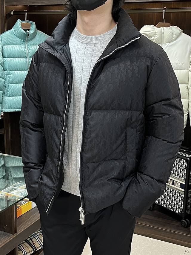 主推羽绒 Dior 2025最新款时尚设计师款羽绒外套迪奥立领羽绒服，冬季顶级轻奢羽绒服，爆款羽绒服，90#白鹅绒填充，处处细节显工艺足够的高级 结构性剪裁的设
