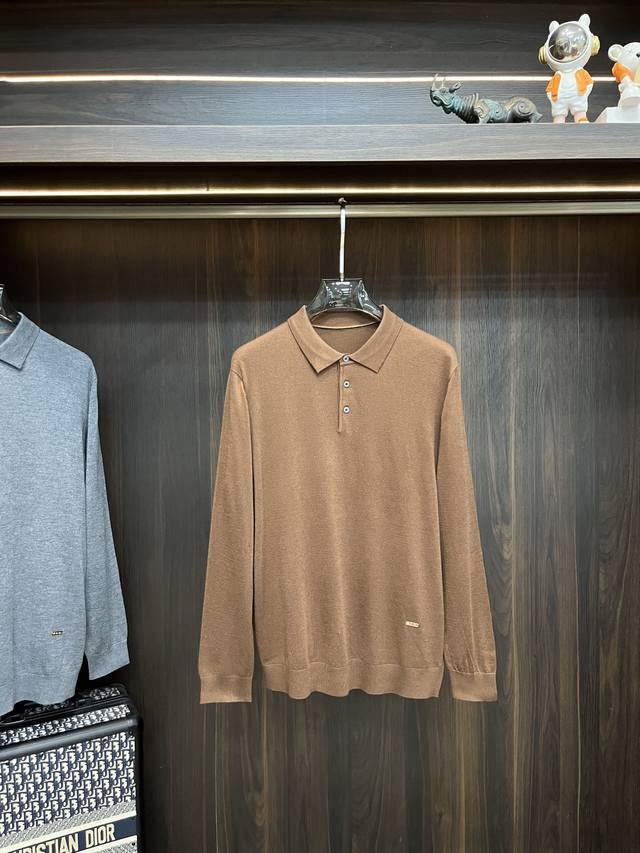 主推 Lp 独家专供新款羊毛针织衫潮男时尚翻领羊毛衫，高端欧版原单羊毛针织毛衣，美丽诺羊毛面料，透气舒适度高，细节无可挑剔，品牌元素设计理念，体现高品质。呈现休