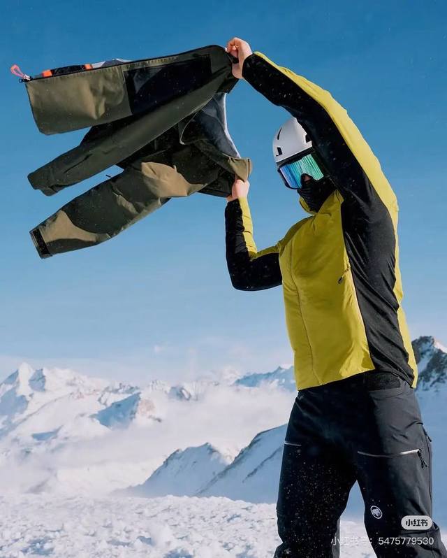 细节图 Mammut猛犸象2025官网同步！轻量化舒适保暖情侣款连帽棉服外套 专业户外三防网格面料，防风防水防污 面层柔软度高 ，手感舒适，悬垂感好 连帽设计，