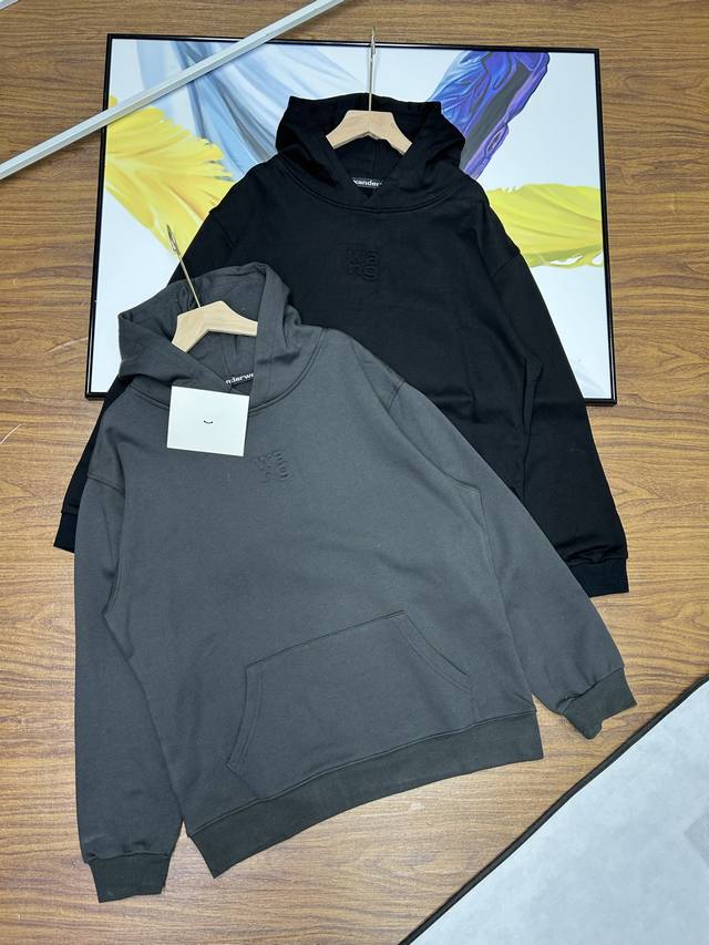 亚历山大王胸前定型高压工艺Logo、基础男女同款连帽卫衣、犀利的剪裁与造型，夸张的廓形与形象依然是当下亚力山大王的标志，而耷拉在身上的样子便是年轻潮人向往的街头