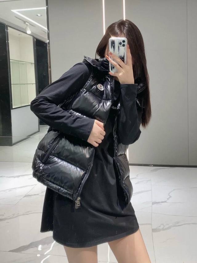 细节图 Moncler 蒙口玛雅男女羽绒棉服马甲情侣款立领排扣拉链外套保暖防风背心 Moncler Ania羽绒棉服马甲，黑色亮面防撕裂面料+高品质鹅绒填充，保