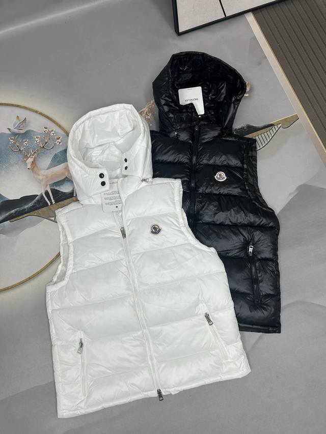 Moncler 蒙口玛雅男女羽绒棉服马甲情侣款立领排扣拉链外套保暖防风背心 Moncler Ania羽绒棉服马甲，黑色亮面防撕裂面料+高品质鹅绒填充，保暖力满分