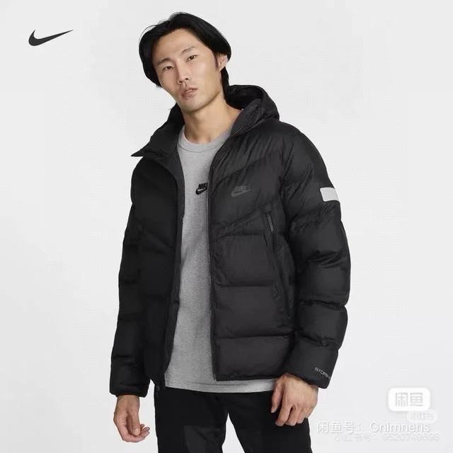 细节 ，耐克Nike官网同步连帽羽绒棉服！情侣男女同款，小暗格材质防水 防风 欧盟國订制面料！手塞棉百分百 洗涤 内衬 非常充实。单看鼓起来的衣领就很惊艳 版型