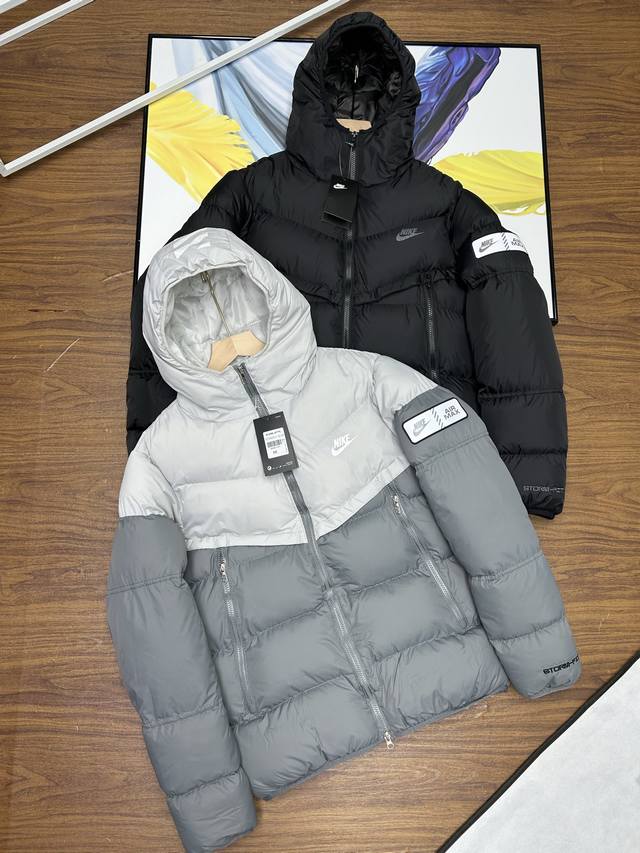 耐克Nike官网同步连帽羽绒棉服！情侣男女同款，小暗格材质防水 防风 欧盟國订制面料！手塞棉百分百 洗涤 内衬 非常充实。单看鼓起来的衣领就很惊艳 版型超级正不
