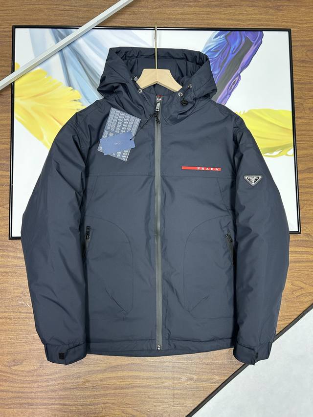 细节 ，25Ss最新款普拉达连帽款羽绒服红皮标基础经典款 源自意大利的奢华体验，欧洲限定款。 全压胶防水拉链，90白鹅绒填充。 prada 普拉达男士防风雨轻奢