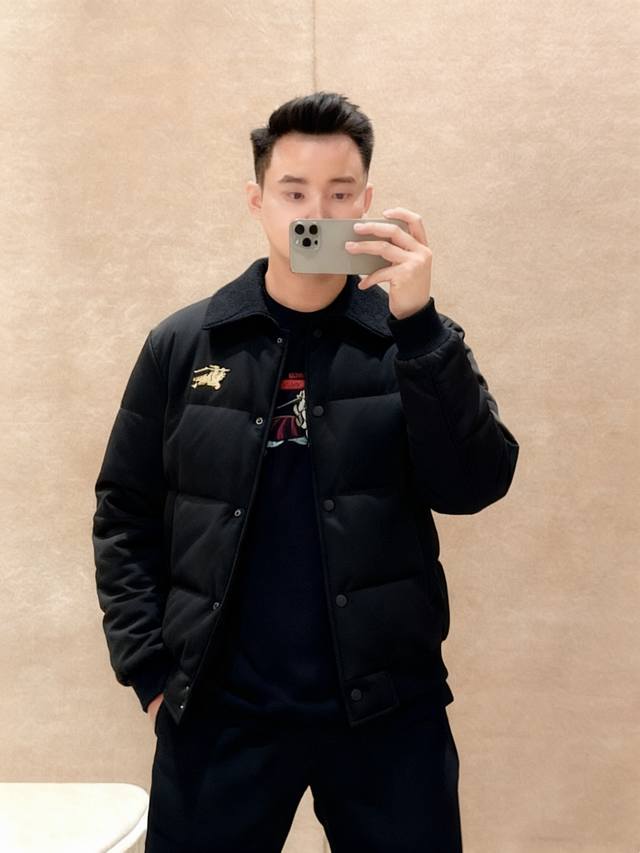 细节图 品质级 2025 巴宝莉 Burberry 金标战马情侣款夹克高端羽绒服 男女同款 当经典英伦风范邂逅冬日暖意，注定是品味与温度的双重享受。 隆重呈现