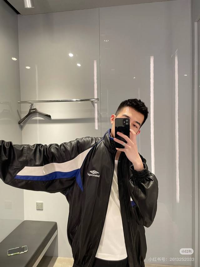Balenciaga情侣款机车亮黑皮夹克外套 #Balenciaga巴黎世家25秋冬情侣款小标刺绣机车亮黑皮衣夹克外套，工艺泡沫刺绣Logo 皮衣夹克外套，机车