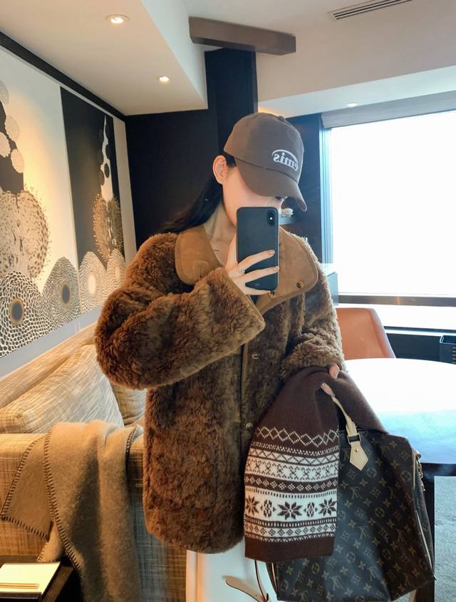 高定版 两面穿 美拉德色系的羊羔毛外套好暖和呀～ 两面穿的皮草设计，让你轻松在不同场合切换风格。 办公室？休闲？聚会？一件搞定！ 保暖效果满分，让你远离寒冷。