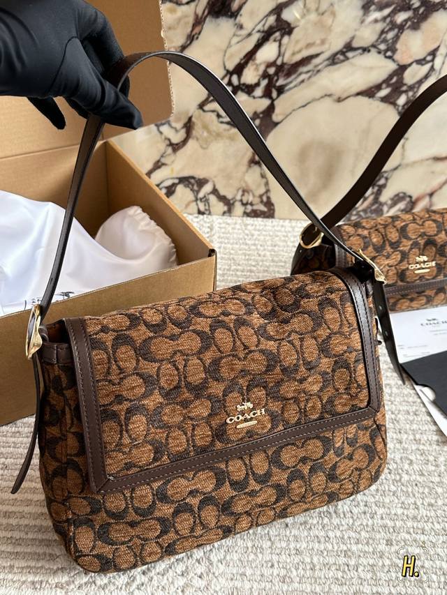 配盒 Size：30 20Cm C家 秋冬新品人气王 手提 腋下 斜挎 两根肩带 可调节长短 可切换不同风格哦！