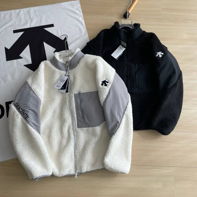 主图 专柜款Descente 迪桑特 冬季两色Snow Boardstyle 男女款Rwsb立领羊羔毛外套 柜子同步 关注时尚圈和潮流圈的应该知道，今年最火爆的