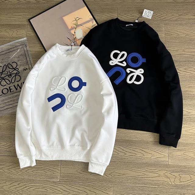 罗意威 Loewe &联名昂跑 25Ss秋冬新款 字母拼色发泡印花图案男女同款圆领长袖卫衣 版型宽松版，品质超赞 颜色： 黑色-白色 尺码M-L- Xl 胸围